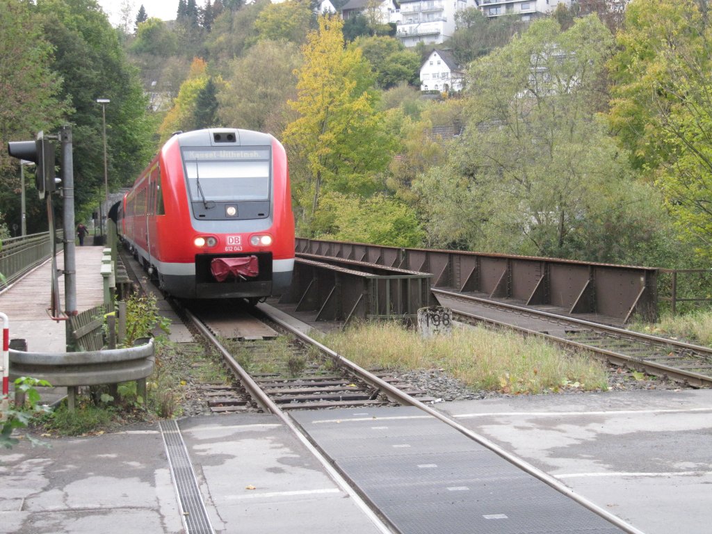 612 043 berquert soeben die Ruhr und erreicht den Bahnhof Arnsberg auf dem Weg nach Kassel-Wilhelmshh. (Foto: 26.10.2010)