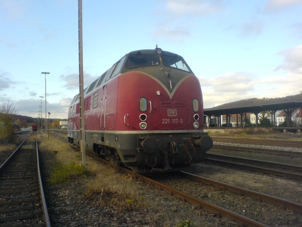 Am 02.11.2011 ist die 221 117-5 der EfW im Bahnhof Neheim Hsten kalt abgestellt.