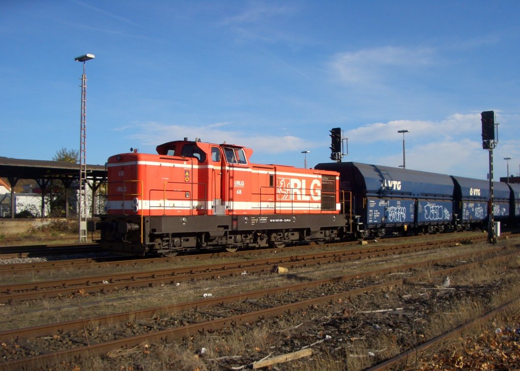 Am 04.11.2011 steht die D 68 der RLG mit einem Kohlezug abfahrbereit in Neheim-Hsten.