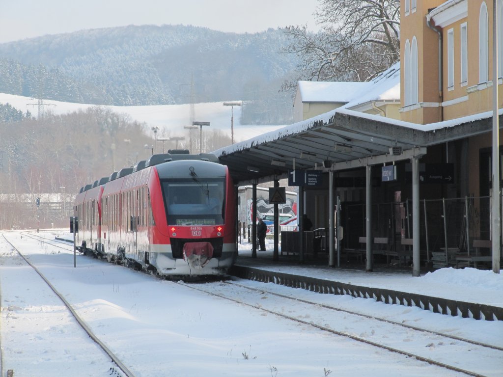 Am 15.02.2010 ist der RE 57 auf dem Weg nach Winterberg in den verschneiten Bahnhof Arnsberg eingefahren.