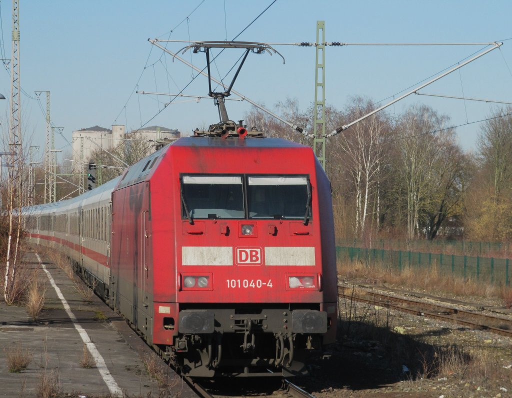 Am 4.3.2013 schieb 101 040-4 den IC 2146 aus dem Bahnof Soest in Richtung Dsseldorf