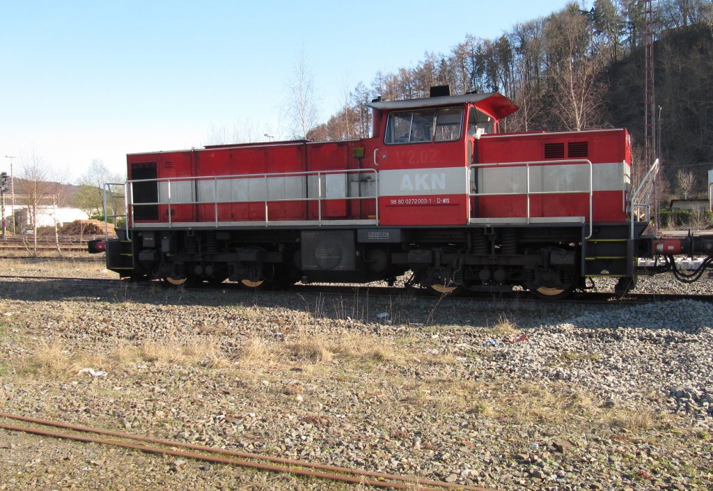 Die 0272003 der NTS (Northrail GmbH) wartet am 21.3.2011 im Bahnhof Arnsberg. Die Beschriftungen der AKN (V2.0243) ist noch schemenhaft zu erkennen.