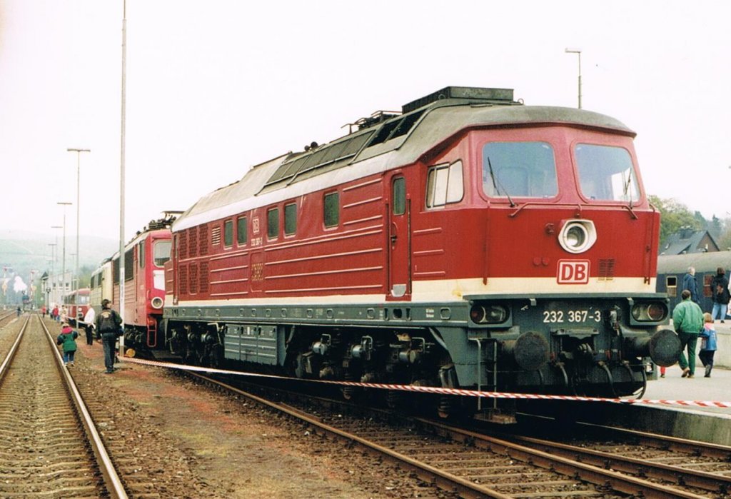 Fahrzeugschau anllich des Bahnhofsfestes 1997 in Bestwig, hier mit 232 367-3.
(Scan vom alten Foto)
