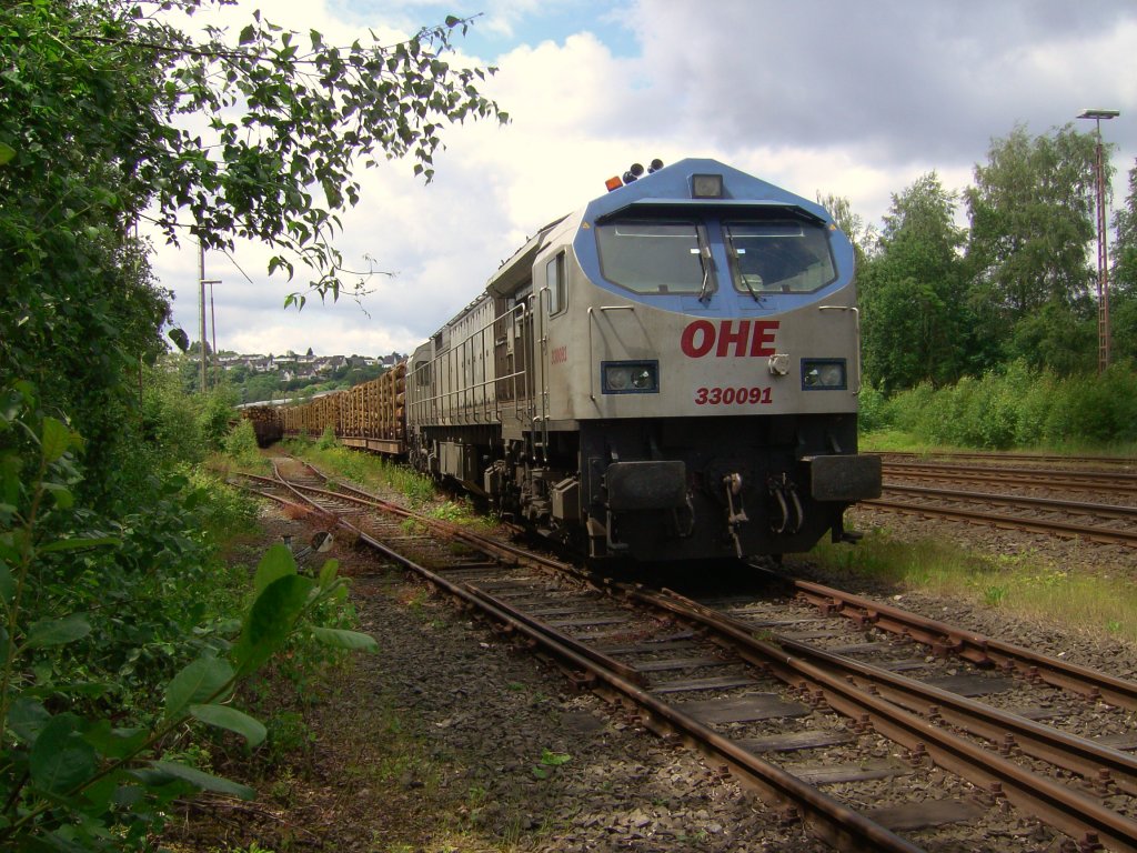 OHE Tiger 330091 wartet am 19.06.2010 mit einem Holzzug in Arnsberg.