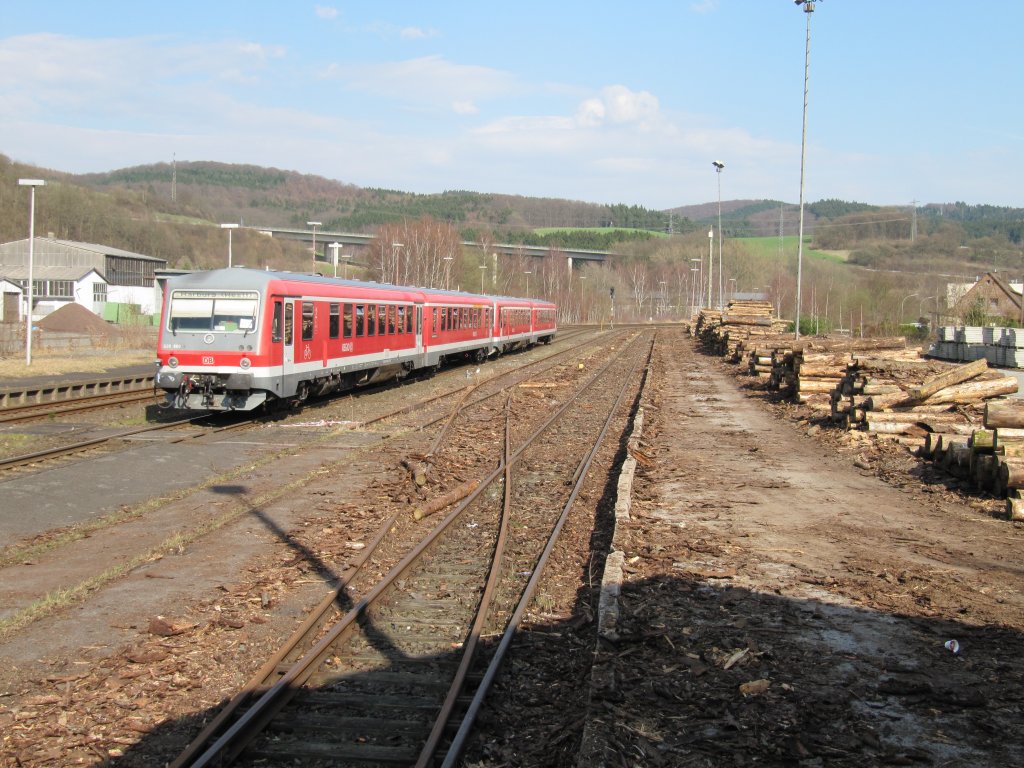 RE 17 ist am 25.03.2010 auf dem Weg nach Warburg und verlt soeben den Bahnhofsbereich in Arnsberg.