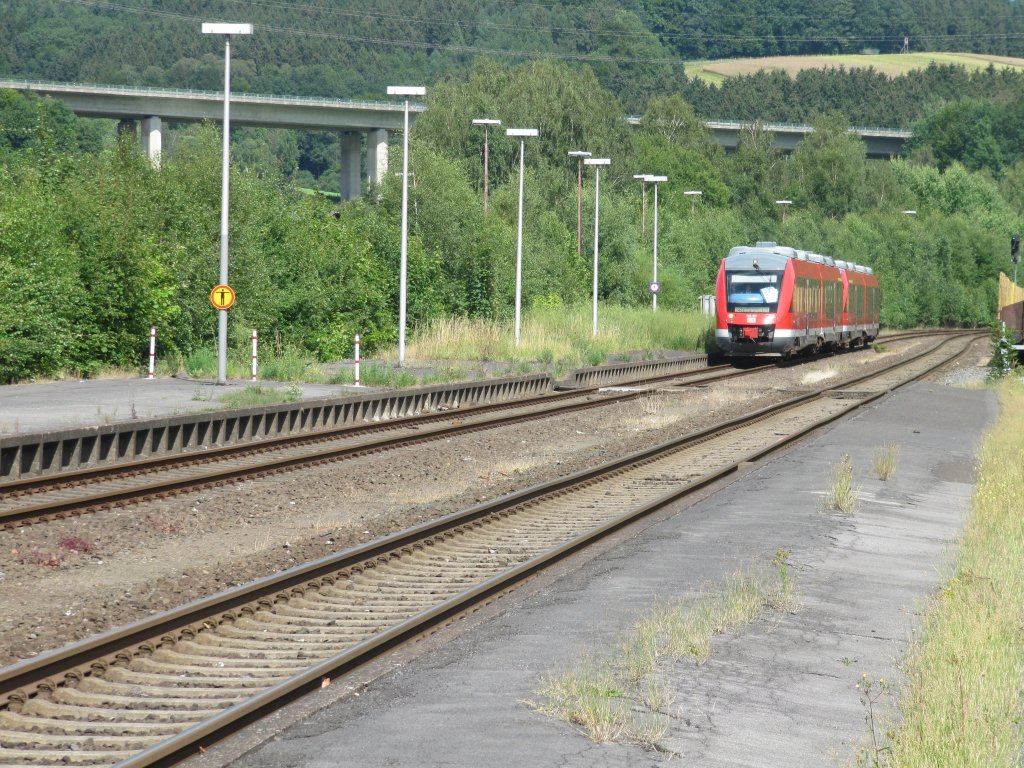 RE 57 am 3.8. 2012 bei der Einfahrt in den Bahnhof Arnsberg.