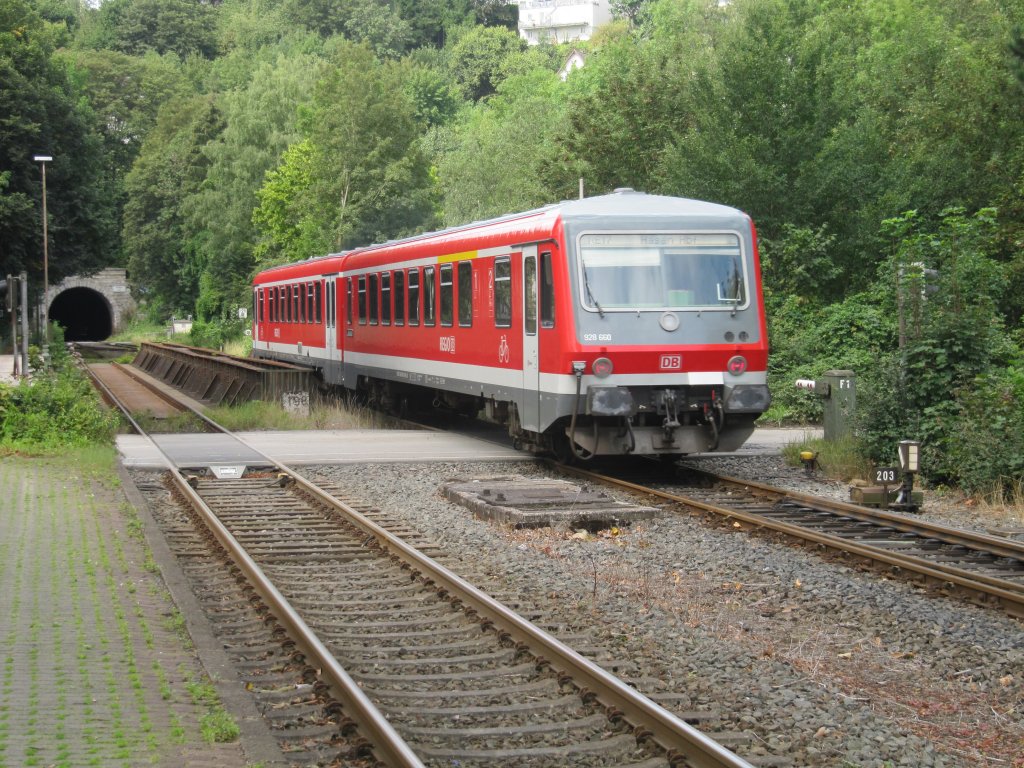 RE17 mit 628 660 berquert am 10.08.2011 die Ruhr und fhrt auf dem Weg nach Hagen gleich in Arnsberger Schlobergtunnel ein.