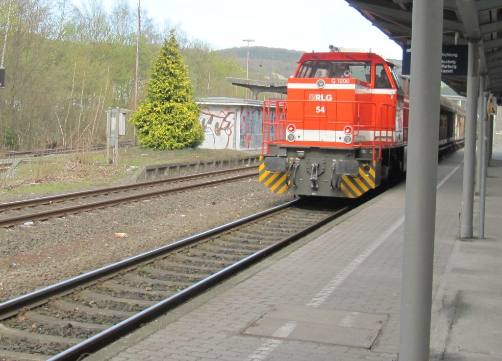 RLG 54 mit  Schiebeleistung  am 09.04.2011 in Arnsberg.