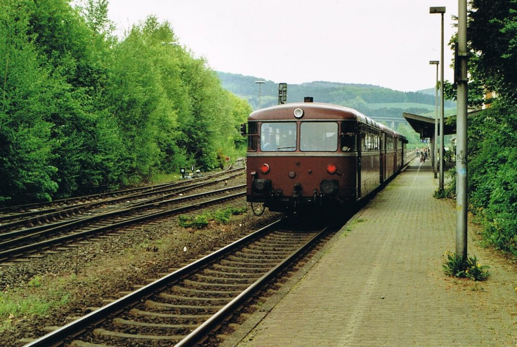 Schienenbusse der FSB Menden auf dem Weg zum Korbacher Eisenbahnfestival 2006 bei der Durchfahrt Bahnhof Arnsberg. (Scan vom alten Foto)