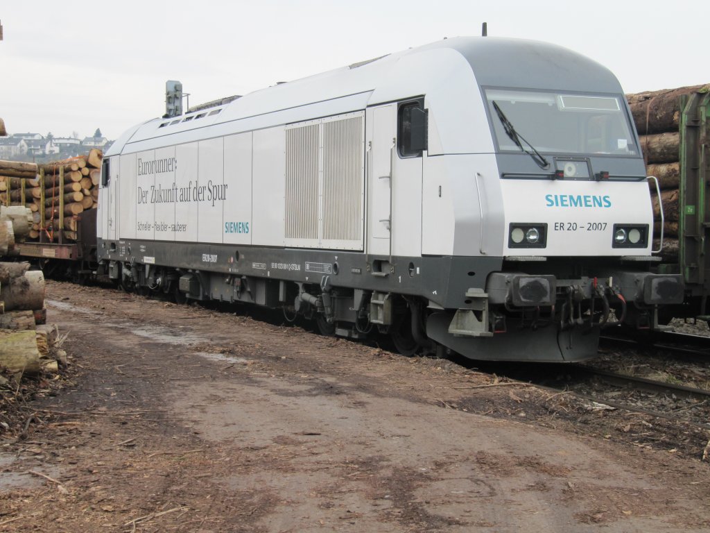 Siemens Eurorunner ER 20-2007 (Baureihe 223) bei der Holzverladung am Samstag Mittag (26.02.2011) in Arnsberg.