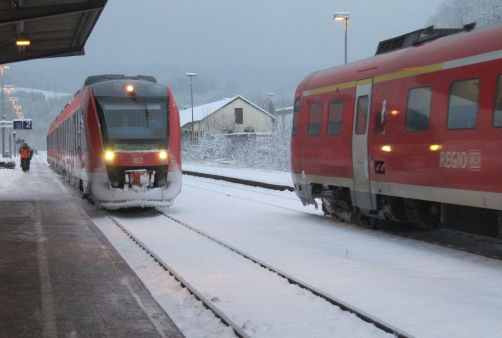 Wegen einer 25 mintigen Versptung kam es am 12.12.2012 im Bahnhof Arnsberg zu einer Begegnung des RE 57 nach Dortmund mit dem RE 17 nach Kassel-Wilhelmshh.