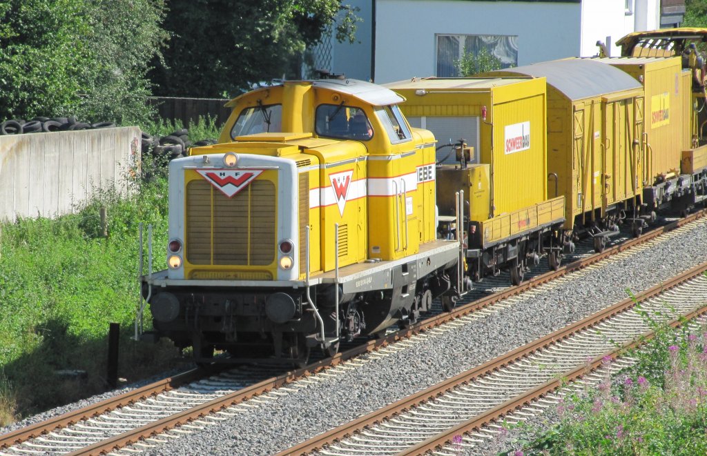 Wiebe Lok 2 (ex 211 341-3) mit einem Bauzug (Bunker-Schttgutwagen ) am 21.08.2010 in der Nhe von Arnsberg-Uentrop.