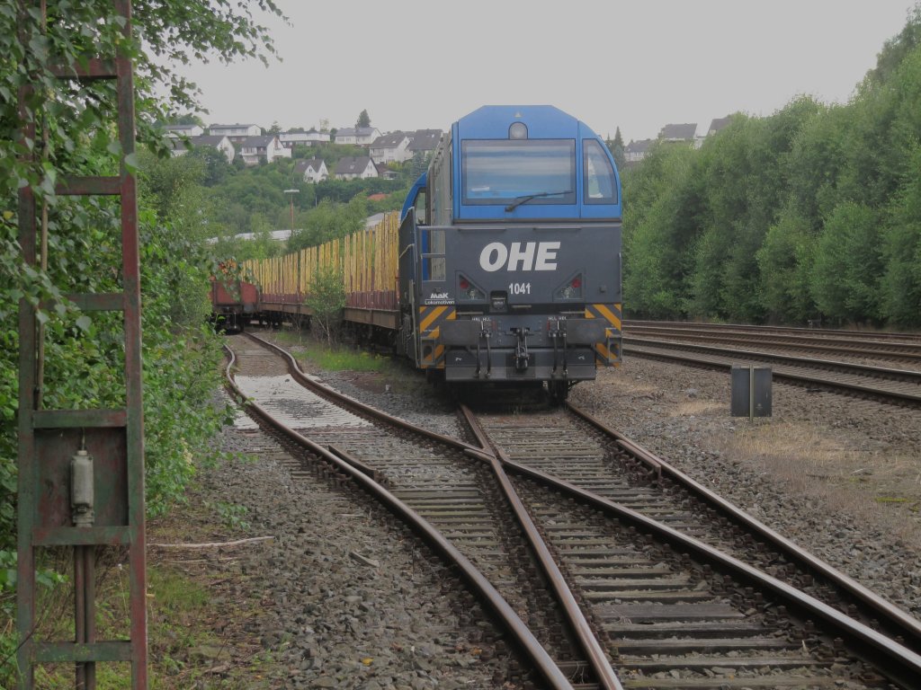 Wieder Holzverladung im Bahnhof Arnsberg, am 3.8.2012 mit der Lok 1041 (MAK G 2000 BB)der OHE