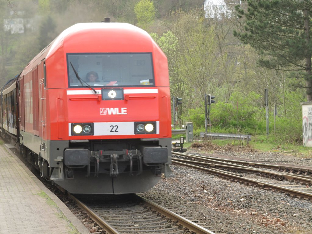 WLE 22 mit einem Gterzug nach Brilon bei der Durchfahrt im Gleis 1. Am Zugschlu schiebt die RLG 54.
(Foto: 09.04.2011 / Bahnhof Arnsberg)