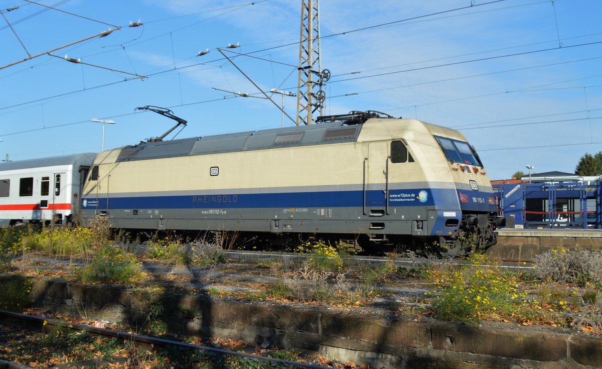 101 112-1 (Rheingold) ist am 16.10.2018 mit IC 2155 auf dem Weg nach Weimar und hält im Bahnhof Soest.