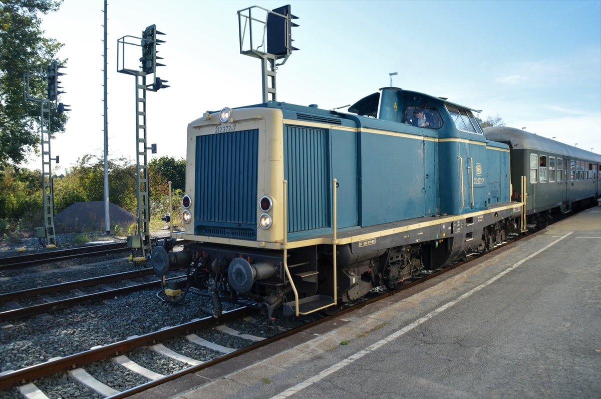 212 372-7 verläßt am 07.10.2018 mit einem Sonderzug aus Anlaß „30 Jahre Sauerland im Takt“ den Bahnhof Fröndenberg in Richtung Balve.