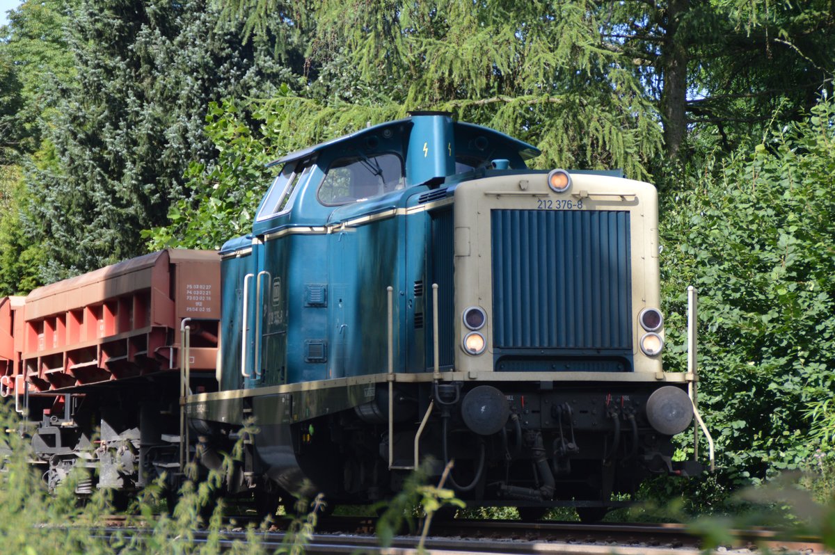 212 376-8 der Aggerbahn am 10.08.2016 bei Gleisbauarbeiten in Neheim.