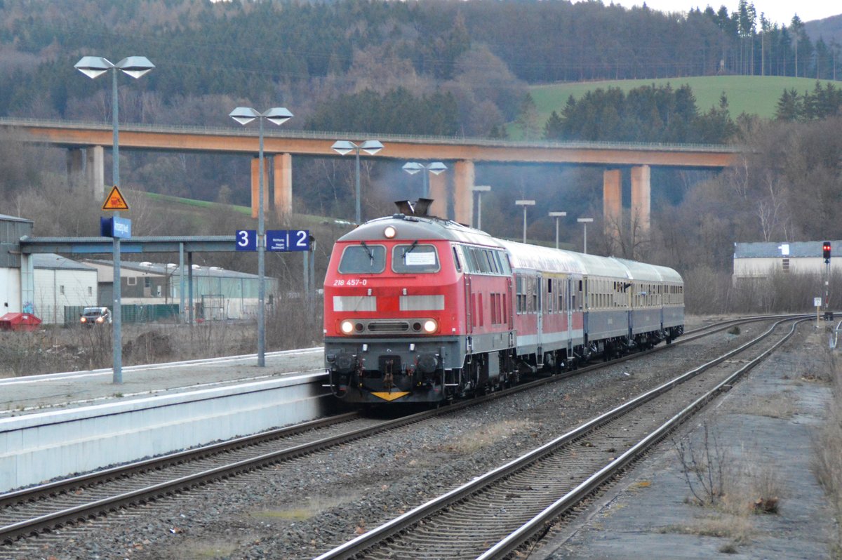 218 457-0 mit dem Wintersportzug DPN 1899 (RE57) von Winterberg nach Oberhausen am 14.03.2020 im Bahnhof Arnsberg.
