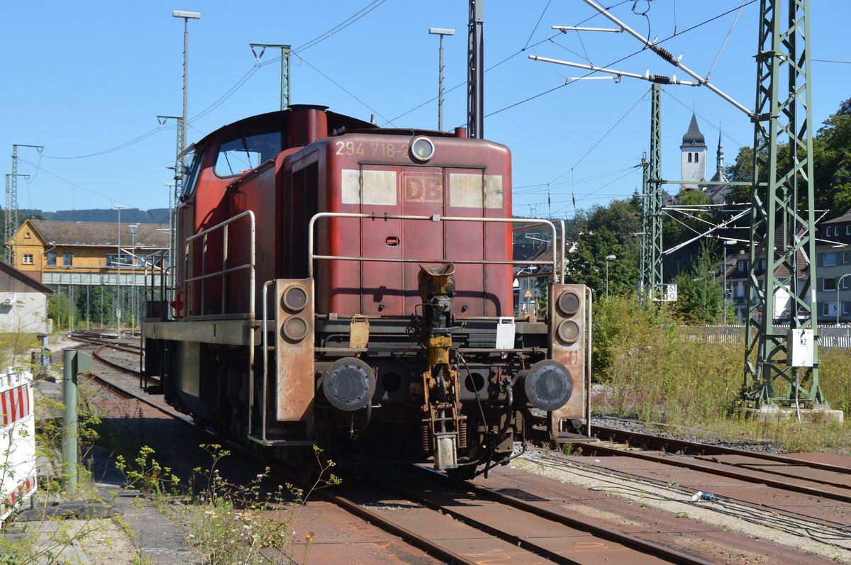 294 718-2 wartet am 17.08.2016 im Bahnhof Finnentrop auf den nächsten Einsatz.