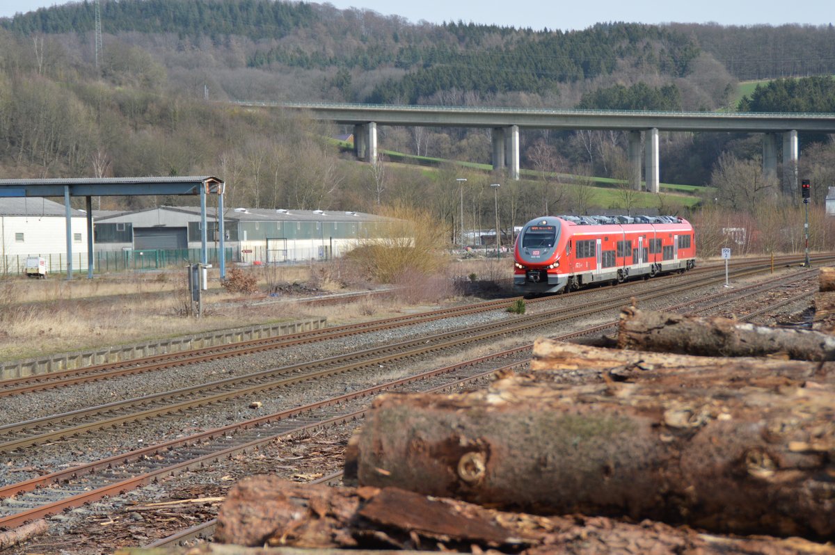 633 105 mit dem RE17 nach Hagen Hbf am 29.02.2020 bei der Einfahrt zum Bahnhof Arnsberg.