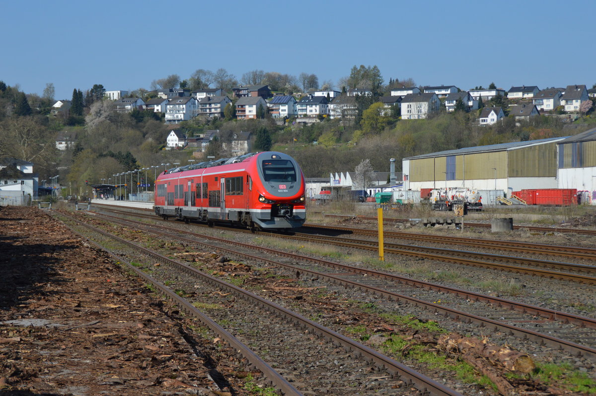 633 604 verläßt am 16.04.2018 mit dem RE57 den Bahnhof Arnsberg in Richtung Winterberg.