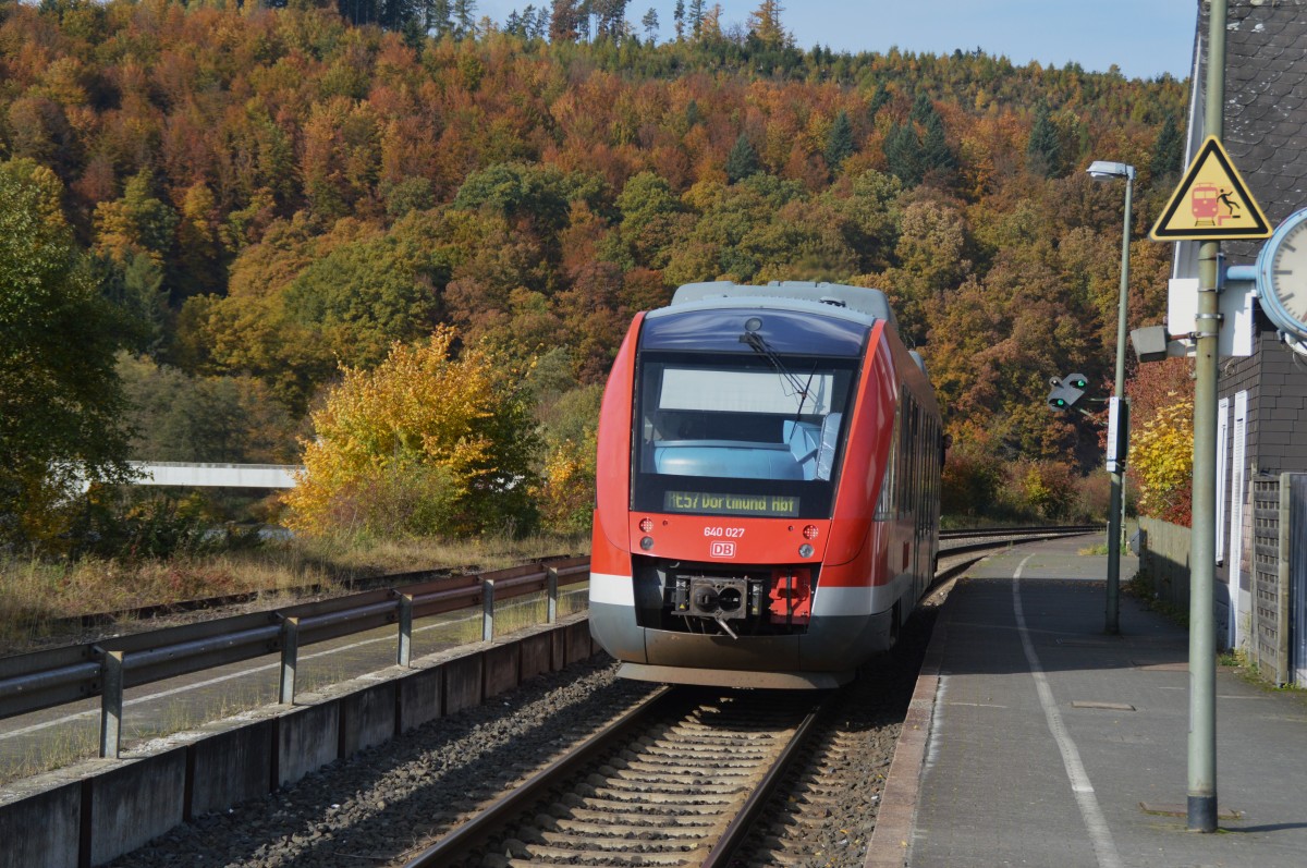 640 027 mit dem RE57 nach Dortmund Hbf. bei der Ausfahrt aus dem Bahnhof Freienohl am 26.10.2015