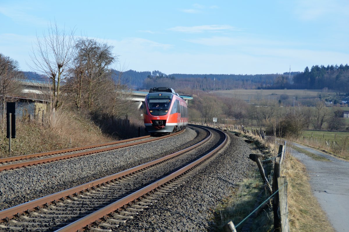 644 030 mit dem RE57 nach Dortmund ist am 04.03.2018 auf der KBS 435 bei Arnsberg-Uentrop unterwegs.