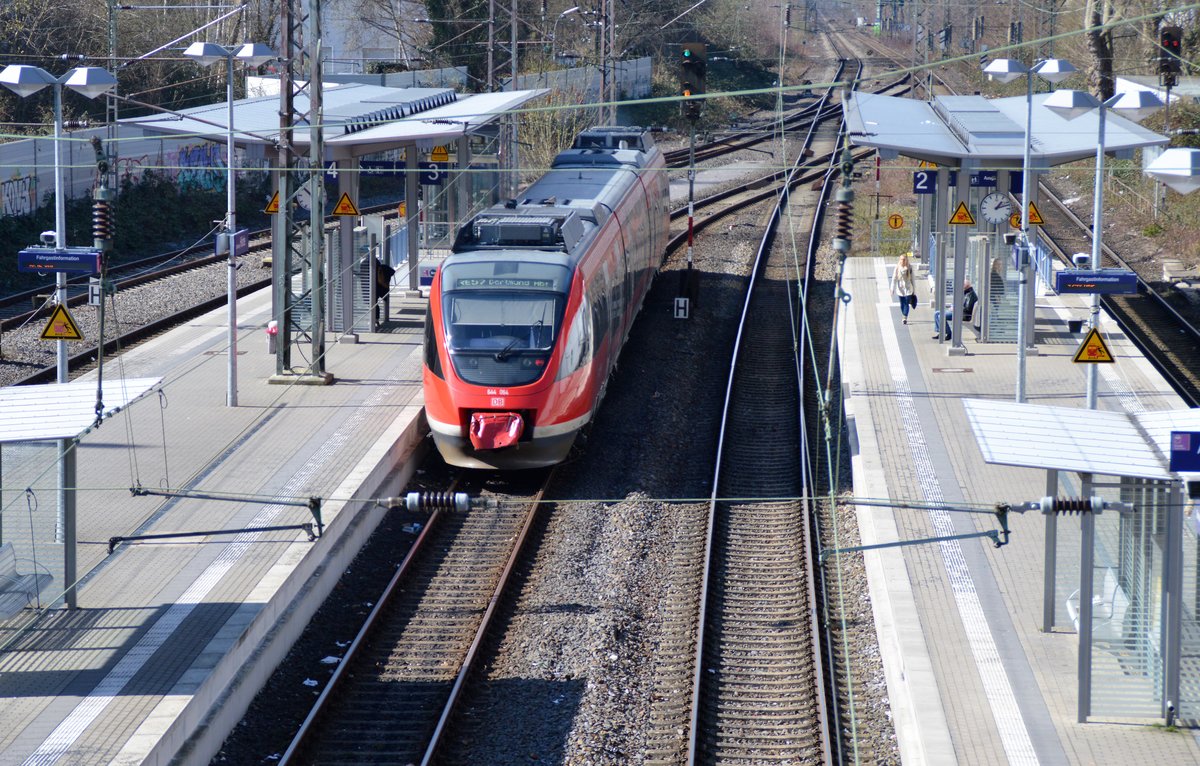 644 564 und 644 064 als RE 57 am 13.03.2017 im Bahnhof Dortmund-Hörde.
