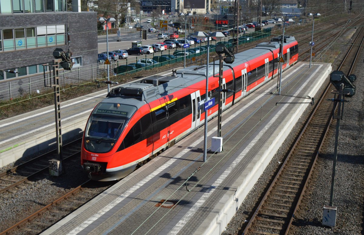 644 564 und 644 064 am 13.03.2017 auf dem Weg vom Sauerland nach Dortmund Hbf. bei der Einfahrt in den Bahnhof Dortmund-Hörde.