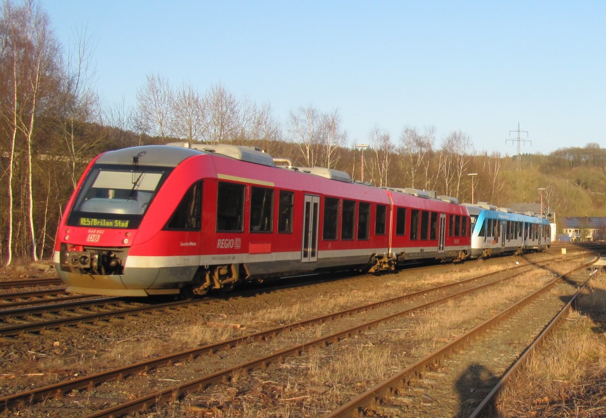 648 110 (mit Werbung Bob WM) und 648 602 als RE 57 am 11.3.2015 auf dem Weg ins Sauerland.