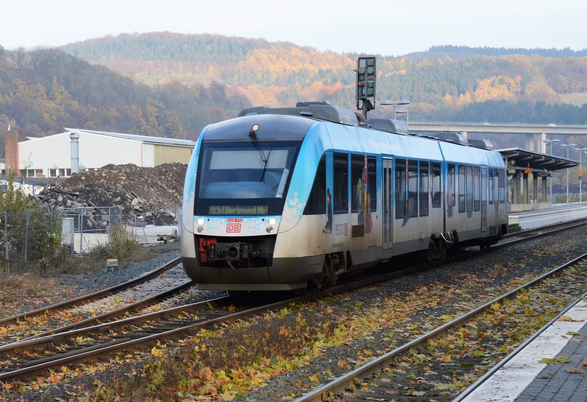 648 110 (RE 57) verlässt am 12.11.2016 den Bahnhof Arnsberg in Richtung Dortmund.