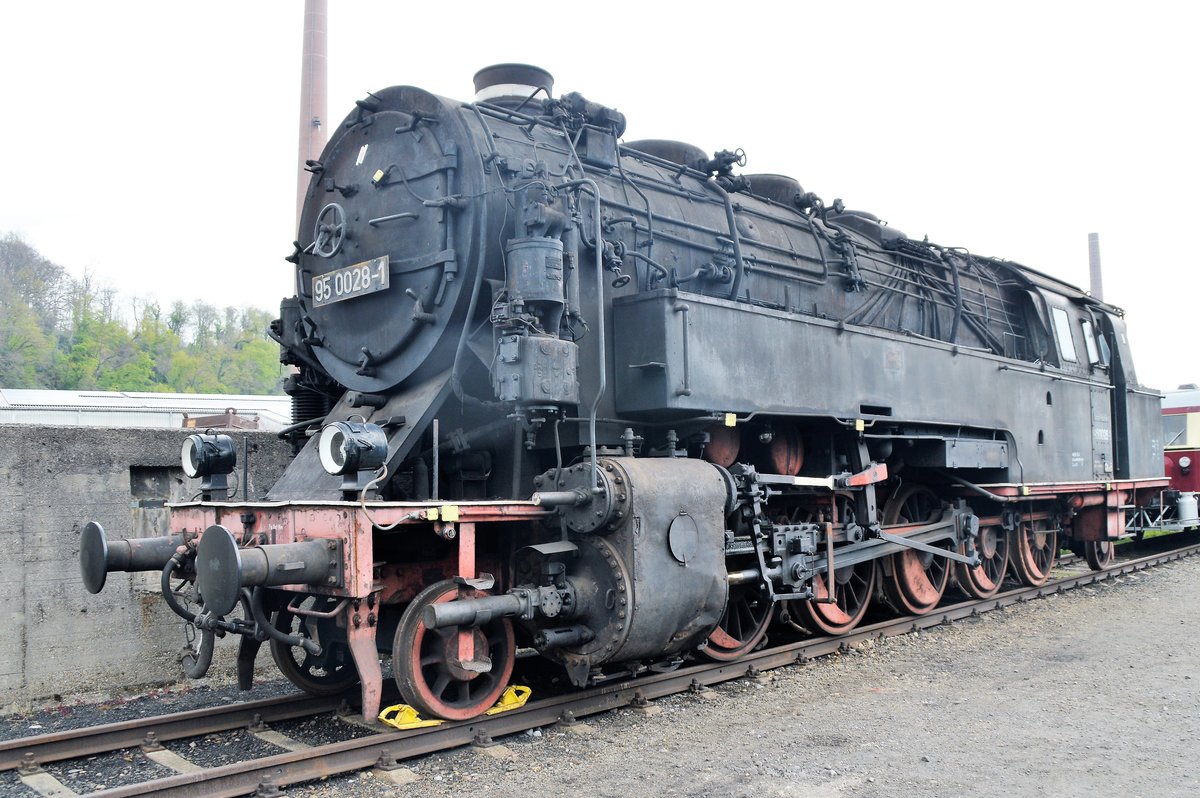 Abgestellte 95 0028-1 bei den Jubiläumstagen im Eisenbahnmuseum Bochum-Dahlhausen am 29.04.2017