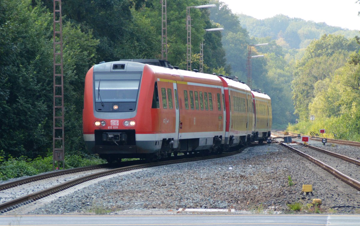 Am 04.09.2018 fährt 612 039 (RE17) in den Bahnhof Neheim-Hüsten ein. Während der Bauarbeiten im Bahnhofsbereich kann nur das Gleis 4 am neuen Bahnsteig genutzt werden.