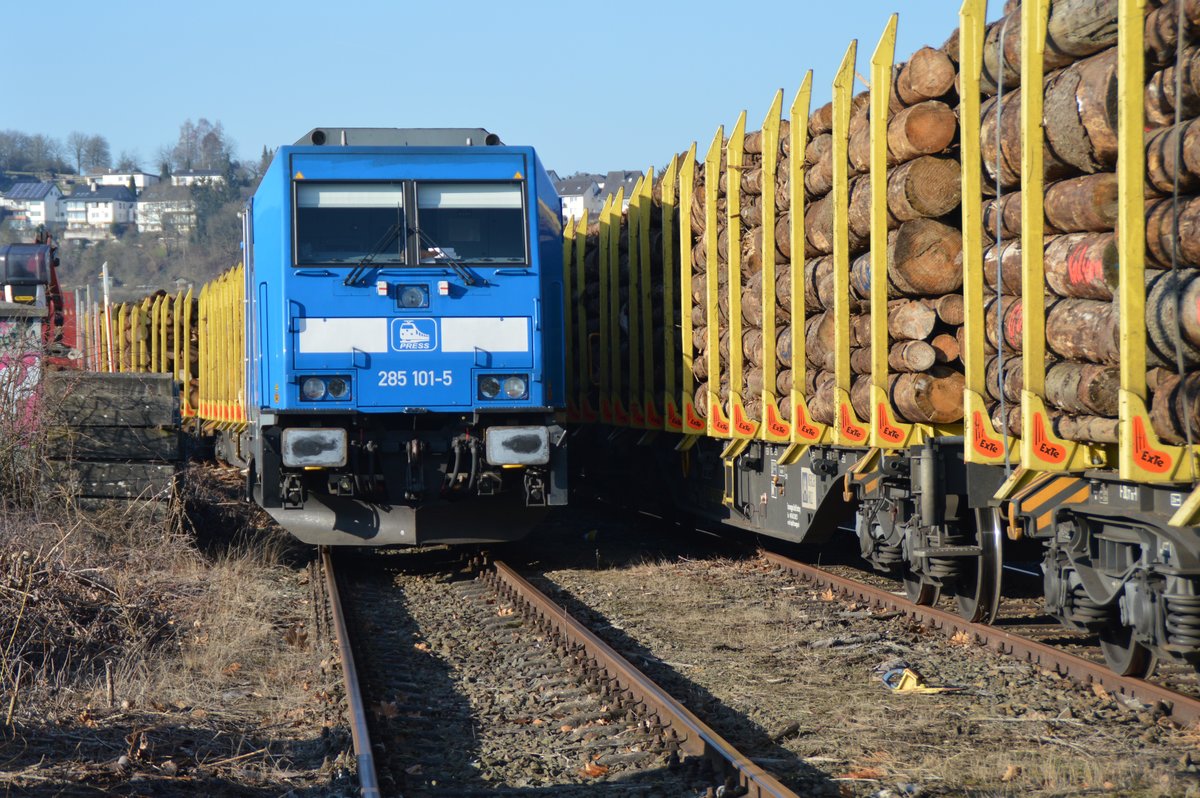 Am 06.02.2020 fand im Bahnhof Arnsberg wieder Holzverladung mit der PRESS 285 101-5 statt.