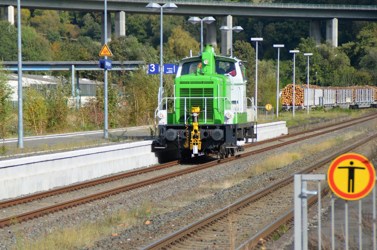 Am 06.10.2020 rangiert die SETG V60.02 über Gleis 2 an den auf Gleis 3 wartenden beladenen Holzzug.