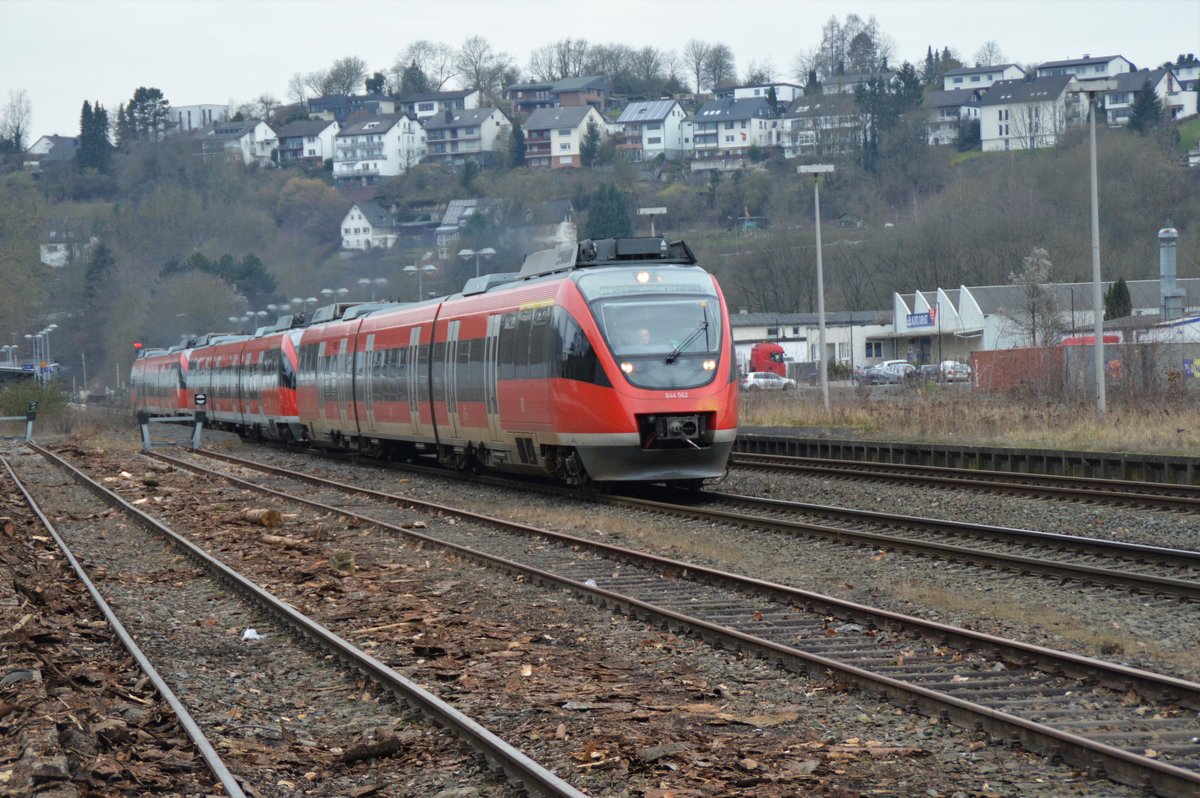 Am 08.02.2020 ist diese 3-teilige Garnitur 644 als RE57 auf dem Weg ins Sauerland.