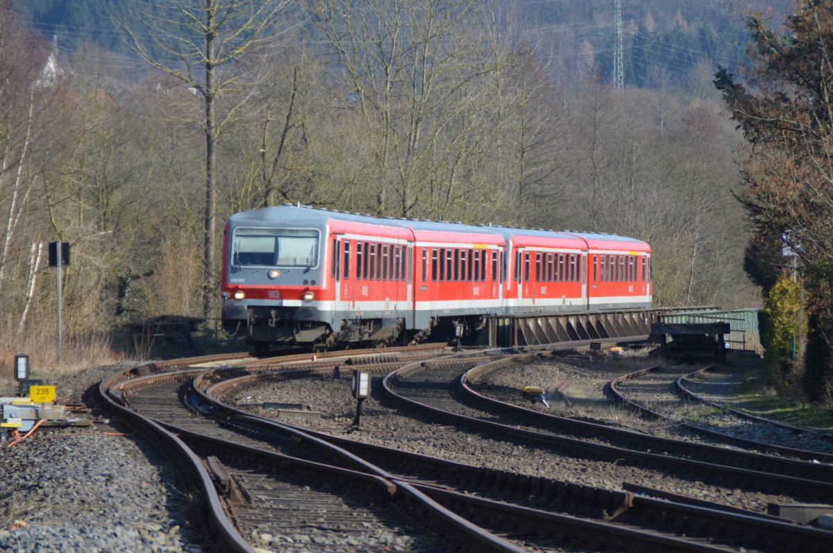 Am 09.03.2016 überquert 628 663 mit dem RE17 nach Hagen die Ruhr und erreicht den Bahnhof Arnsberg.