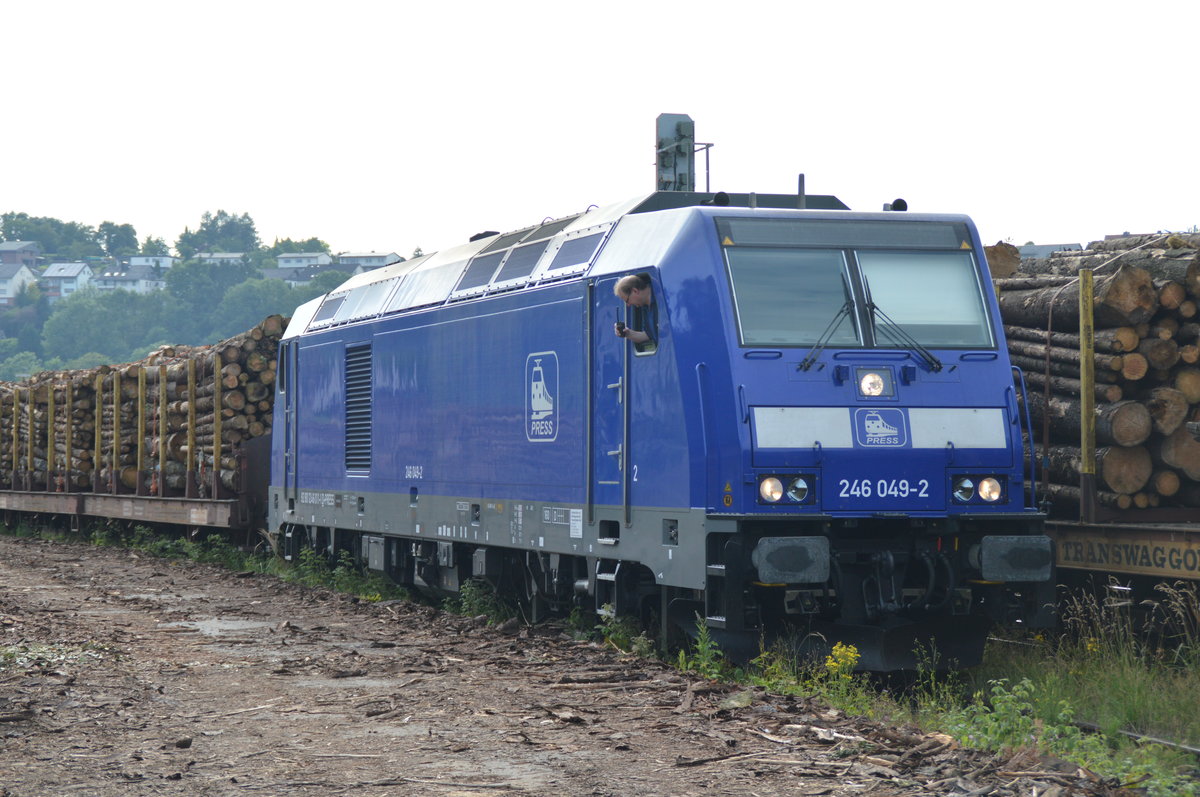 Am 09.07.2016 fand im Bahnhof Arnsberg wieder eine Holzverladung statt. Hier mit 246 049-2 der PRESS kurz vor der Abfahrt.