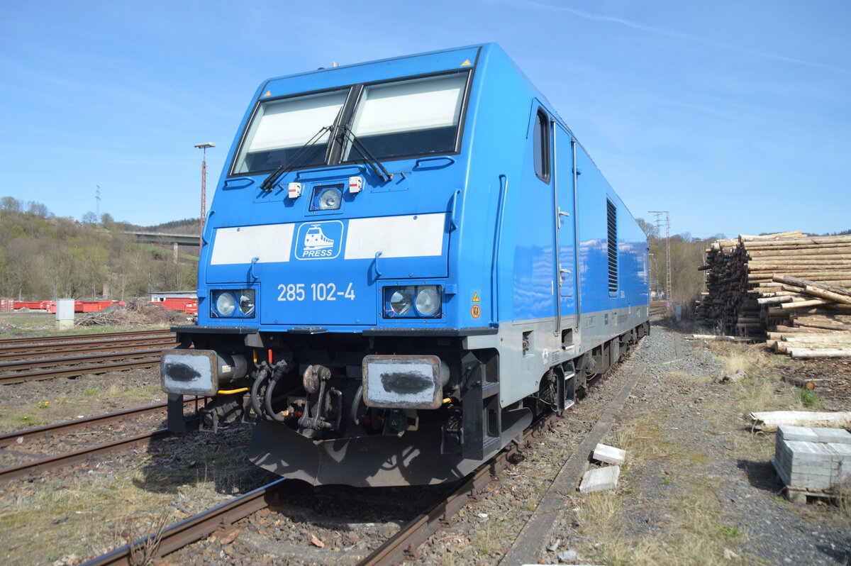 Am 11.04.2022 wartete die PRESS 285 102-4 an der Holzverladung im Bahnhof Arnsberg.