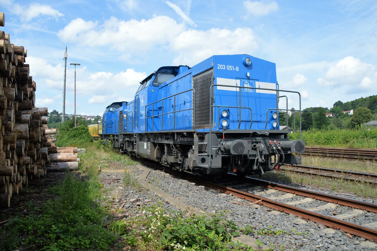 Am 12.07.2021 fand im Bahnhof Arnsberg wieder Holzverladung statt. Die Press 203 051-8 und die Press 203 052-7 warten auf ihren nächsten Einsatz.