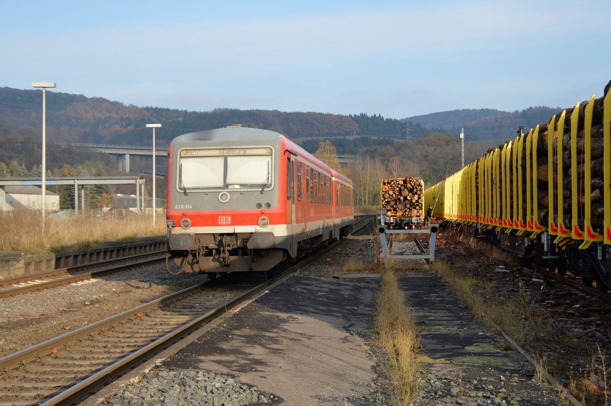 Am 12.11.2016 ist die Holzverladung im Bahnhof Arnsberg fast abgeschlossen, als RE17 auf dem Weg nach Warburg ist.