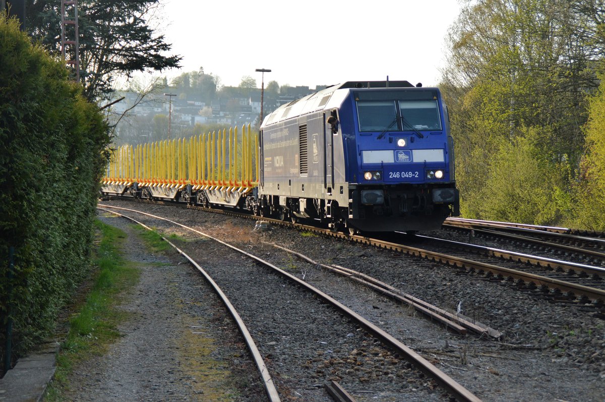 Am 16.04.2020 fand im Bahnhof Arnsberg wieder Holzverladung statt. PRESS 246 049-2 rangiert leere Waggons auf die Ladegleise.