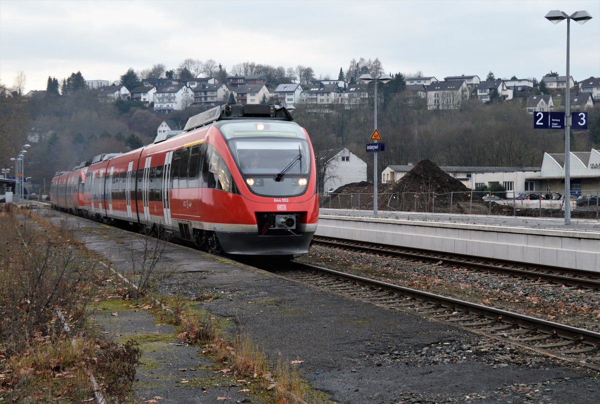 Am 17.12.2016 verlässt 644 553 den Bahnhof Arnsberg