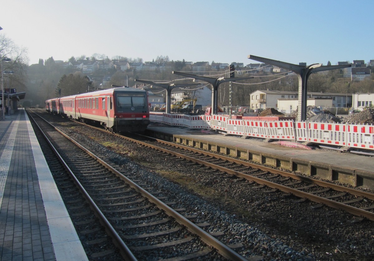 Am 19.02.2015 wartet RE 17 auf dem Weg nach Hagen auf Gleis 2 am Bahnsteig in Arnsberg. Im Zuge der Umbaumaßnahmen ist das Bahnsteigdach zur Zeit abgebaut.