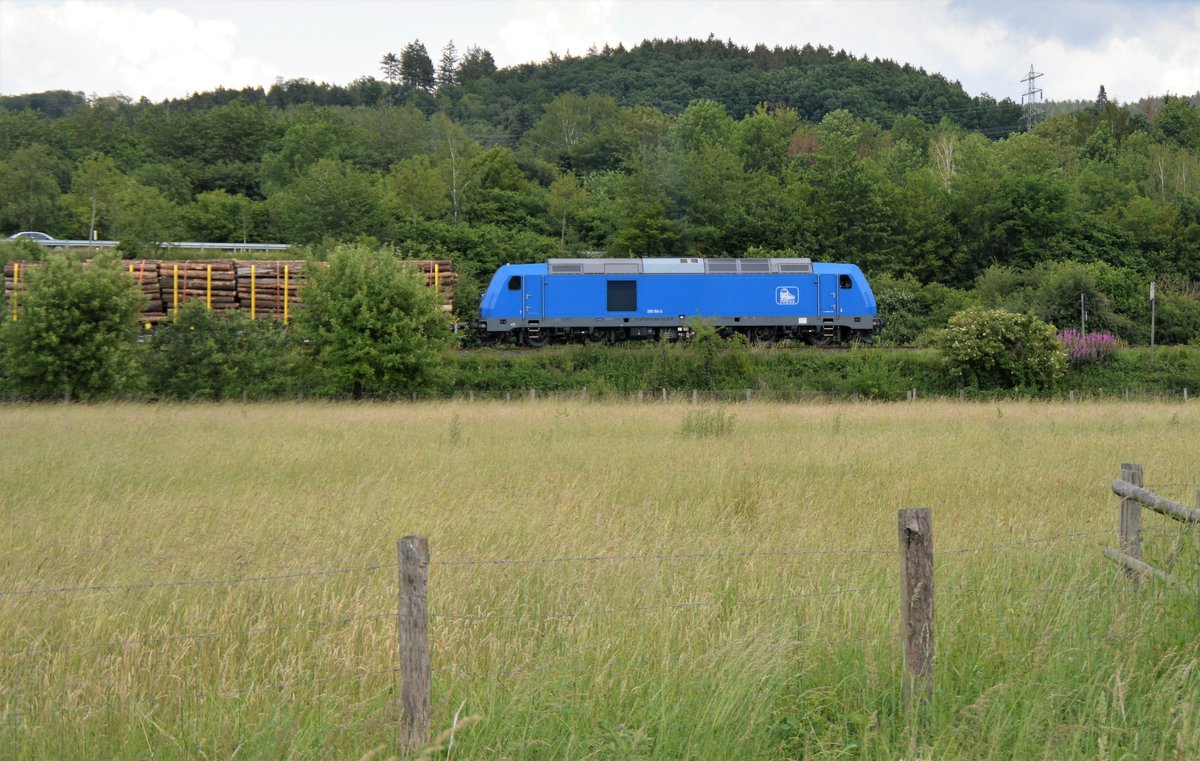 Am 19.06.2020 rangiert die PRESS 285 104-2 einen langen beladenen Holzzug aus der Holzverladung bis kurz vor Uentrop, um anschliessend auf das Gleis 3 im Bahnhof Arnsberg zurück zu fahren.