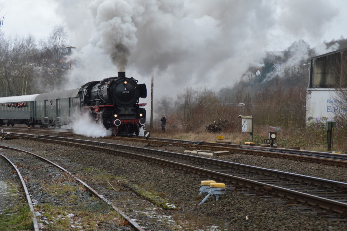 Am 20.02.2016 war die 01 150 mit dem Sonderzug DPF 24168 auf dem Weg nach Willingen im Bahnhof Arnsberg.
