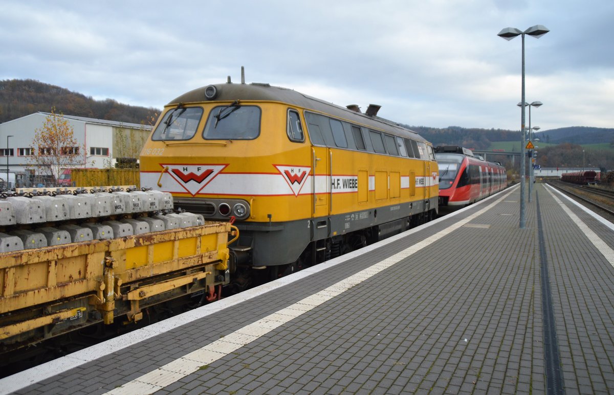 Am 26.11.2020 wartet die Wiebe Lok 316 032 mit einem kurzen Schwellenzug auf Gleis 3 im Bahnhof Arnsberg auf die Ausfahrt des RE57 nach Bestwig/Brilon-Stadt.