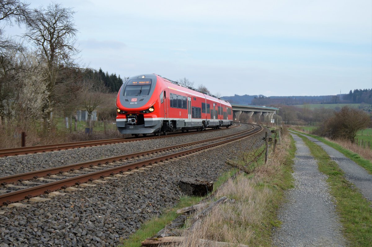 Am 27.03.2019 ist 633 113 mit dem RE 57 auf dem Weg nach Dortmund Hbf. und erreicht in Kürze Arnsberg.