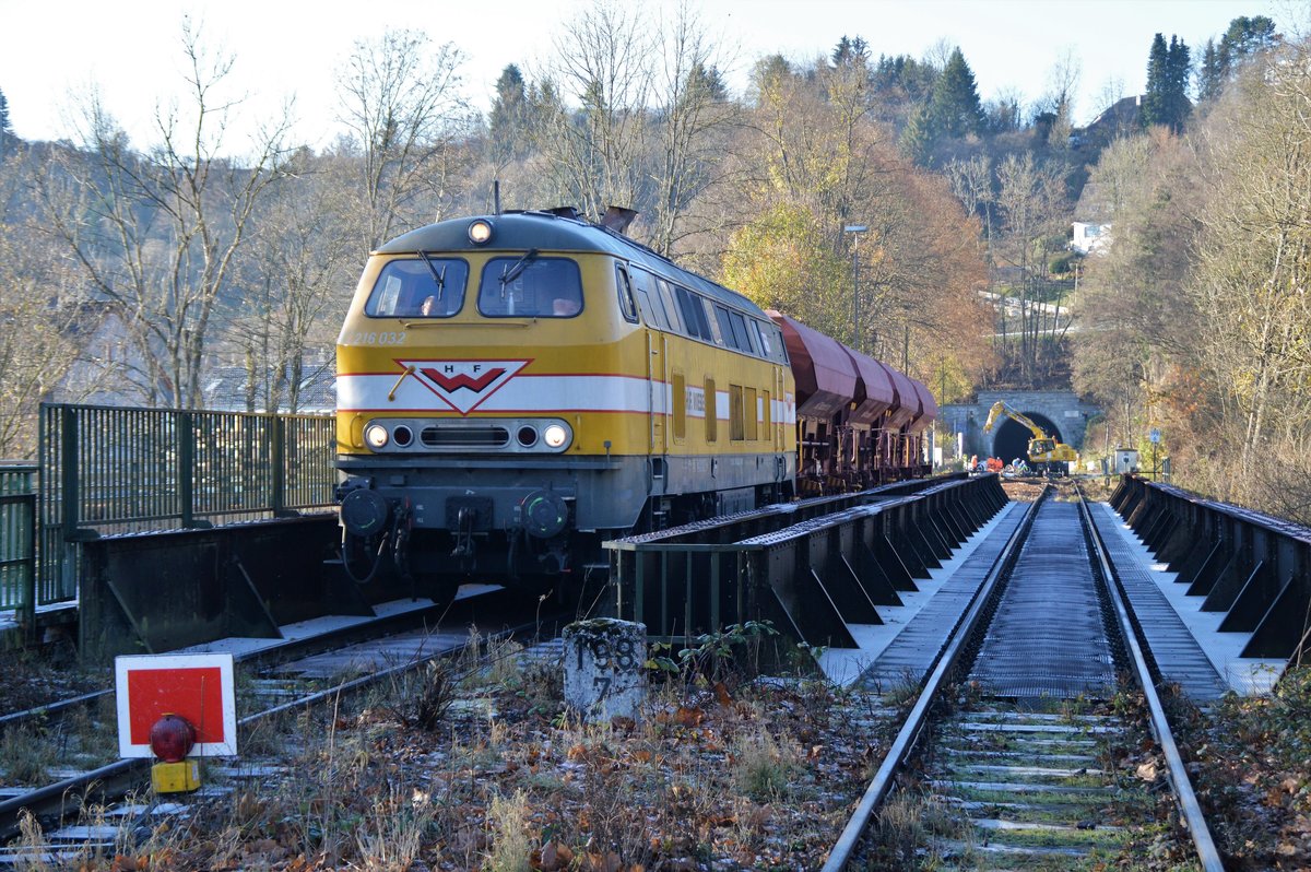 Am 28.11.2020 muss die Wiebe Lok 6 vor der Gleisbaustelle am Schloßbergtunnel auf der Ruhrbrücke warten.