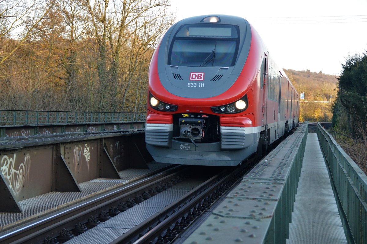 Am 28.11.2020 rangiert 633 111  in Gleis 1 im Bahnhof Arnsberg.